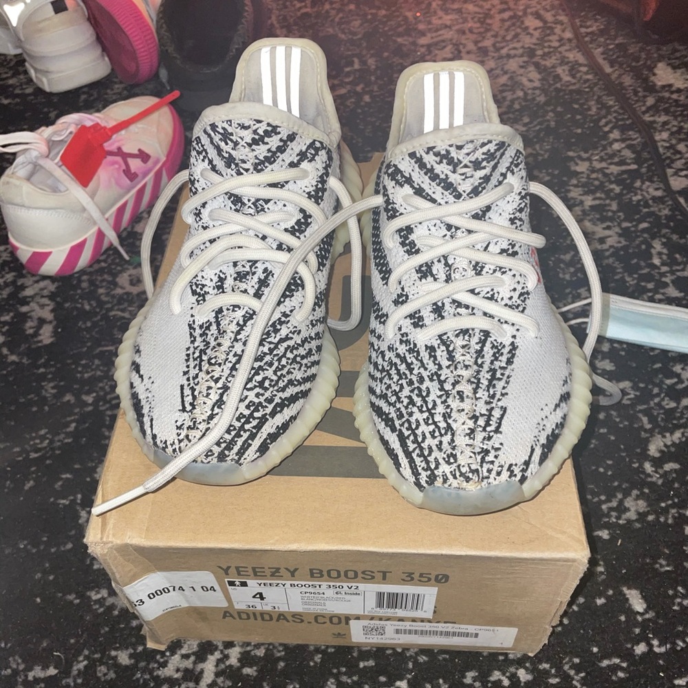 Yeezy boost 350 V2 sz 4 unisex